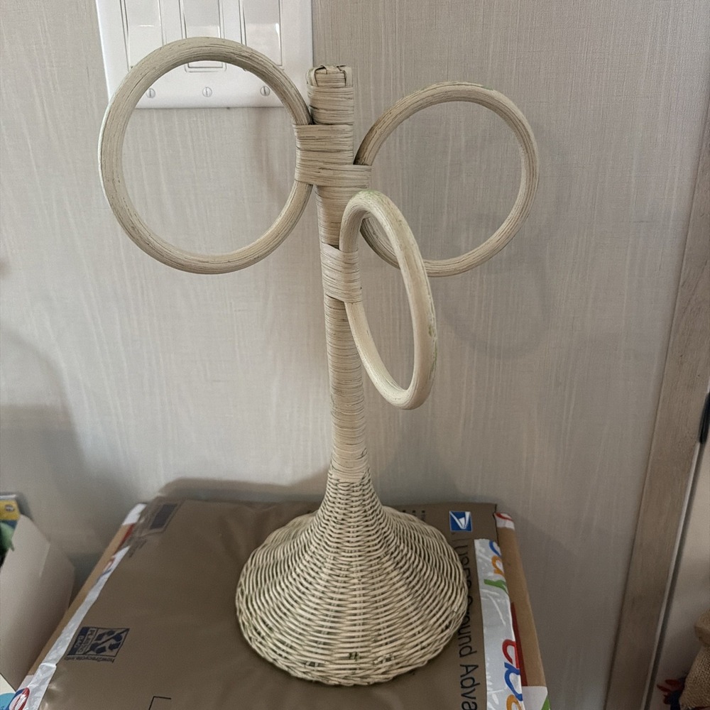 Vtg White Wicker 3 Ring Freestanding Table Top Towel Holder 16" READ
